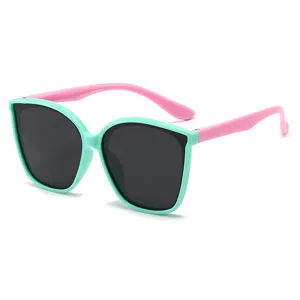 Occhiali da sole quadrati per bambini montatura verde menta e astine rosa per esterno.