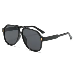 Schwarze Oversize Piloten Sonnenbrille mit goldenen Metalldetails für Damen und Herren.