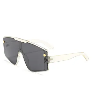 Modelli di occhiali da sole shield oversize per uomo e donna con forte protezione UV.
