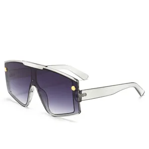 Occhiali da sole oversize di tendenza per uomo e donna con lenti sfumate e barra superiore metallo.