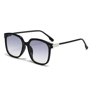 Occhiali da sole quadrati neri alla moda con lenti sfumate e dettagli in metallo eleganti.