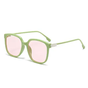 Occhiali da sole alla moda con montatura quadrata verde e lenti rosa per un look casual unico.