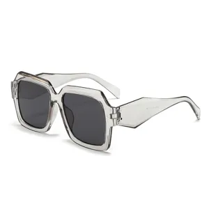 Grosse quadratische Sonnenbrille fuer Damen Herren, transparenter grauer Rahmen UV Schutz.