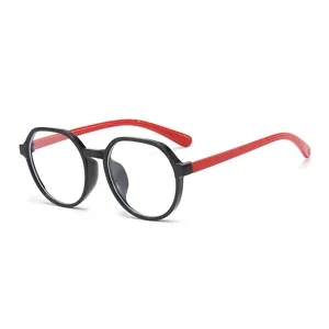 Kinder Blaulichtfilter Brille mit stylischen schwarzen Polygon-Fassungen und roten Bügeln.