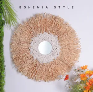 Dettaglio specchio da parete in paglia intrecciata stile boho, decorazione creativa.