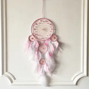 Nahaufnahme Detail der rosa handgemachten Feder Traumfaenger Wandbehang Dekoration
