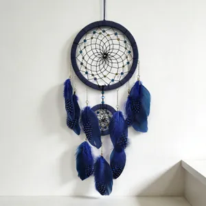 Χειροποίητη μπλε ονειροπαγίδα bohemian λεπτομέρεια για εσωτερική διακόσμηση τοίχου.