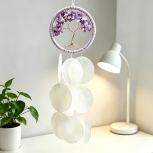 Vista detallada del carillón de viento de concha y árbol de vida de cristal, decoración.