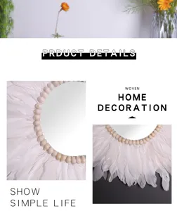 Primo piano di specchio con piume fatto a mano boho che mostra delicate piume bianche e tondo.