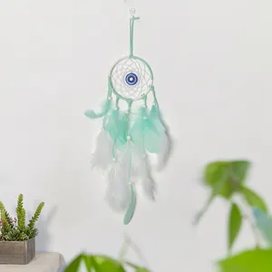 Handgefertigter mintgrüner Traumfänger mit bösem Blick als Wandbehang für Boho-Zimmerdeko