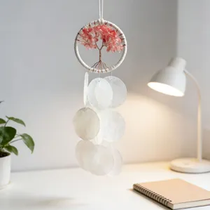 Detalle en primer plano del carillón de viento de concha de árbol de la vida de cristal rosa.