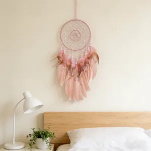 Attrape-rêves mural en cristal rose, magnifique détail de décoration pour chambre bohème chic.