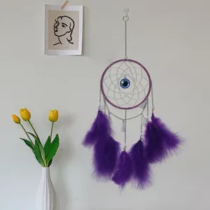 Paarse dromenvanger wanddecoratie met boze oog amulet en veren voor thuisinrichting.
