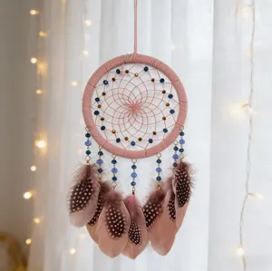 Χειροποίητος boho ονειροπαγίδα τοίχου με ροζ δαχτυλίδι χάντρες και φτερά για διακόσμηση σπιτιού