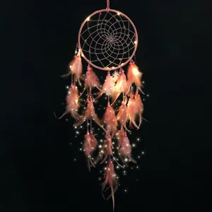Handgemachter rosa Traumfänger Wandbehang mit warmen LED Lichterketten für die Dekoration.