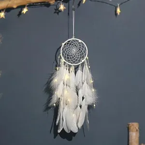 Nahaufnahme des weißen Federn-Traumfängers mit Lichterkette für gemütliche Wanddeko.