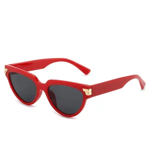 Modische rote Damen Sonnenbrille im Cateye-Stil mit dunklen UV-Gläsern und goldenem Detail.