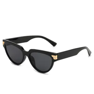 Modische schwarze Cat-Eye Sonnenbrille für Damen mit goldenen Akzenten und starkem UV-Schutz.