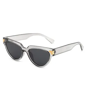 Modische Cat-Eye-Sonnenbrille für Damen mit transparentem grauen Gestell und dunklen Gläsern.