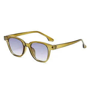 Retro quadratische Sonnenbrille mit transparentem Olivenrahmen und Farbverlaufgläsern.
