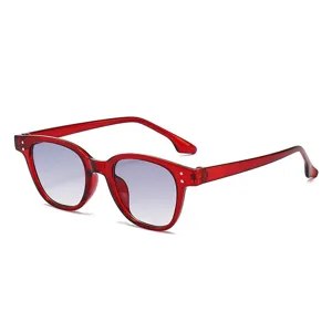 Retrosonnenbrille mit transparentem rotem Rahmen und Farbverlaufgläsern für Streetwear.