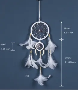 Detalles del atrapasueños de doble anillo blanco con plumas y dimensiones precisas.