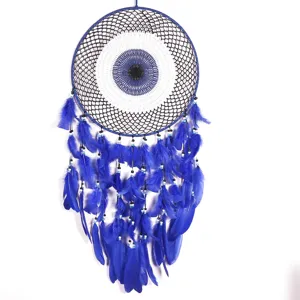 Gran atrapasueños de ojo turco azul colgante de pared con plumas y cuentas decorativas.