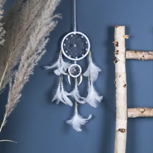 Atrapasueños de pared con plumas blancas anillos dobles y cuentas para decoracion.