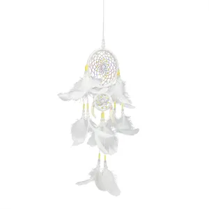 Atrapasueños blanco de dos círculos con plumas suaves para decoración de pared en el hogar.