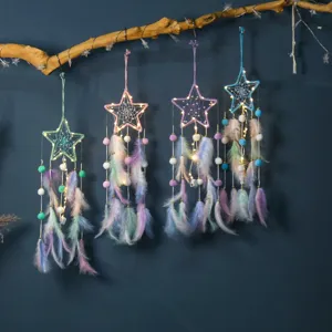 Attrape-rêves étoile fait à la main décoration murale avec plumes et lumières LED chambre.
