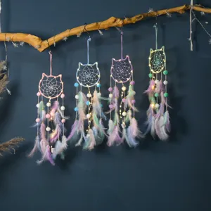 Attrape reve chat suspension artcisenale avec plumes et lumieres pour decoration interieure