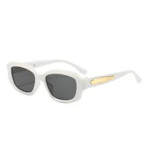 Weiße unregelmäßige quadratische Sonnenbrille mit goldenem Bügel, UV-Schutz Trendbrille.