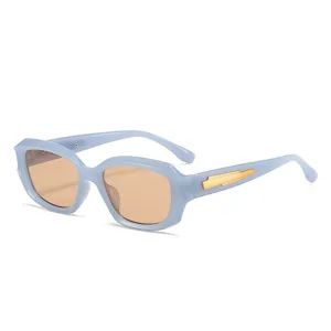 Modische unregelmäßige kleine Sonnenbrille mit Gelee-blauen Gestellen und goldenen Details.