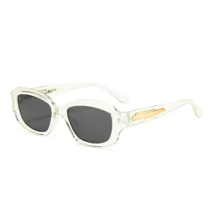 Transparente Jelly-Sonnenbrille mit dunklen Gläsern und stilvollen goldenen Bügeldetails für Damen.
