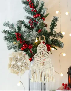 Handgemachte Makramee Weihnachtsbaum und Schneeflocke Baumwollseil Hängeornament Detail.