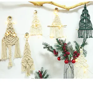 Handgeknüpfte Makramee Weihnachtsbaum Wandbehang Dekoration aus Baumwollseil festlich.