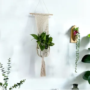 Vue détaillée de suspension de plante en macramé fait main déco murale boho panier suspendu