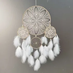 Acchiappasogni boho fatto all'uncinetto con piume bianche e perline decorazione murale