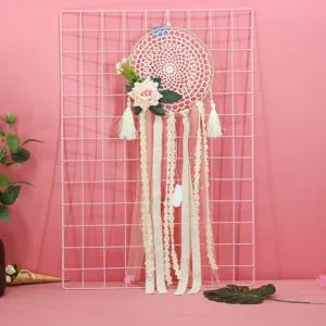 Acchiappasogni artigianale in pizzo con rosa rosa, elegante decorazione da parete per camera