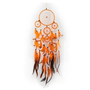 Acchiappasogni bohémien intrecciato a mano decorazione murale con piume arancioni e perline
