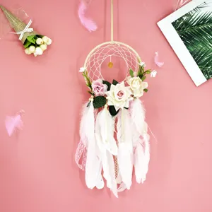 Acchiappasogni fatto a mano con fiori artificiali e piume, decorazione murale romantica.