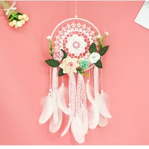 Acchiappasogni bianco fatto a mano in pizzo con fiori artificiali e piume per decorazione