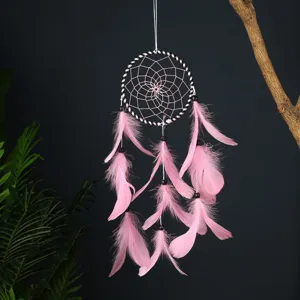 Attrape-rêves rayé noir et blanc avec plumes roses décoration murale suspendue