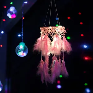 Detailansicht der rosafarbenen Feder Traumfänger Lichterkette und LED Spitzen Wanddekoration.
