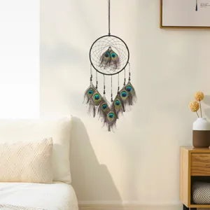 Attrape-reves mural artisanal en plumes de paon pour decoration interieure de chambre boheme.
