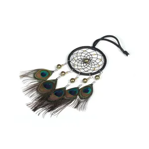 Attrape-reves noir fait main avec plumes de paon pour jolie decoration murale maison.