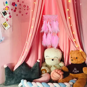 Rosa Feder Traumfaenger mit Lichterkette und Spitzenhängebehang fuer Kinderzimmer.
