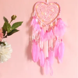 Attrape-rêves cœur rose fait main décoration murale suspendue avec plumes et lumières.