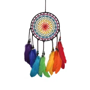 Ornement suspendu attrape-rêves coloré au crochet fait main avec des plumes vibrantes