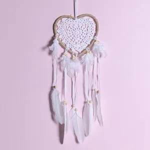 Attrape-reves coeur fait main suspension murale pour decor de chambre cosy et style romantique.